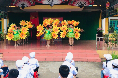 HỌC SINH TRƯỜNG TIỂU HỌC NGHĨA LỢI CHÀO NĂM HỌC MỚI