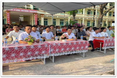 THẦY VÀ TRÒ TRƯỜNG TIỂU HỌC NGHĨA LỢI NÁO NỨC ĐÓN CHÀO NĂM HỌC MỚI