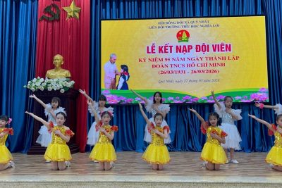 RỰC RỠ SẮC ĐỎ KHĂN QUÀNG TRONG LỄ KẾT NẠP ĐỘI VIÊN MỚI